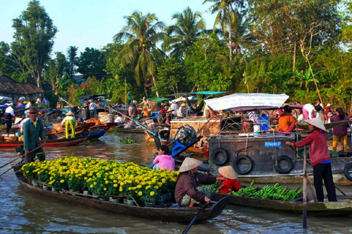 Long Xuyen floating market